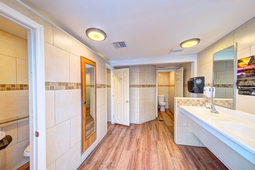 More Photos Of 400-408 W Cocoa Beach Cswy, Cocoa Beach General Retail For Sale