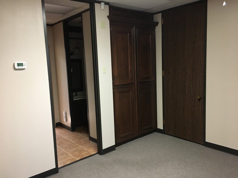 More Photos Of 1388 Stonehollow Dr, Humble Office For Lease