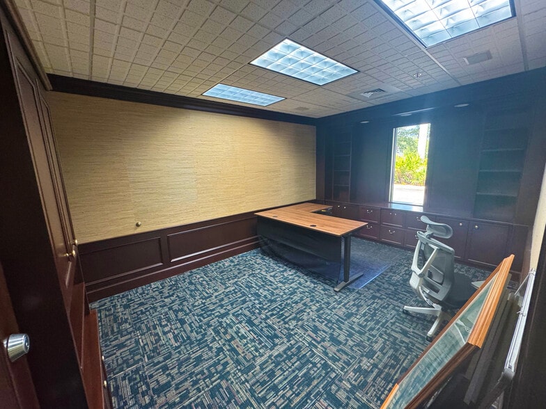 More Photos Of 901 Industrial Blvd, Naples Manufacturing For Sale