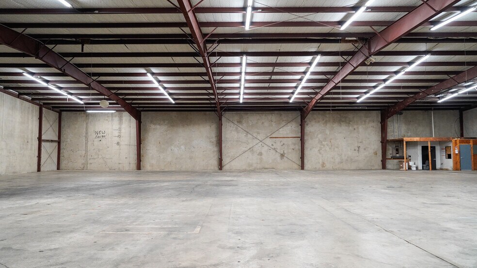 More Photos Of 828 W Broadway Ave, Fort Worth Warehouse For Lease