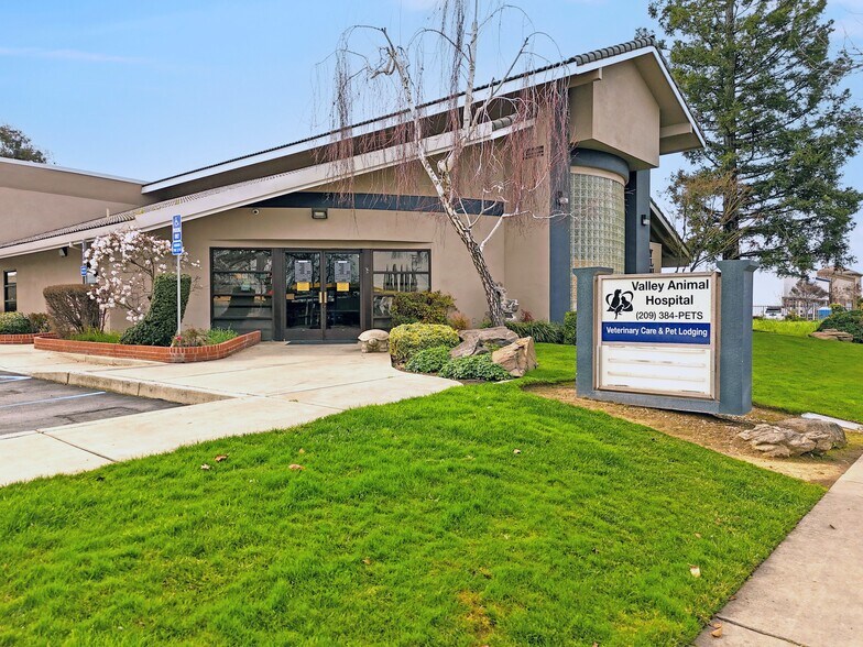 Primary Photo Of 58 W 16th St, Merced Veterinarian Kennel For Sale