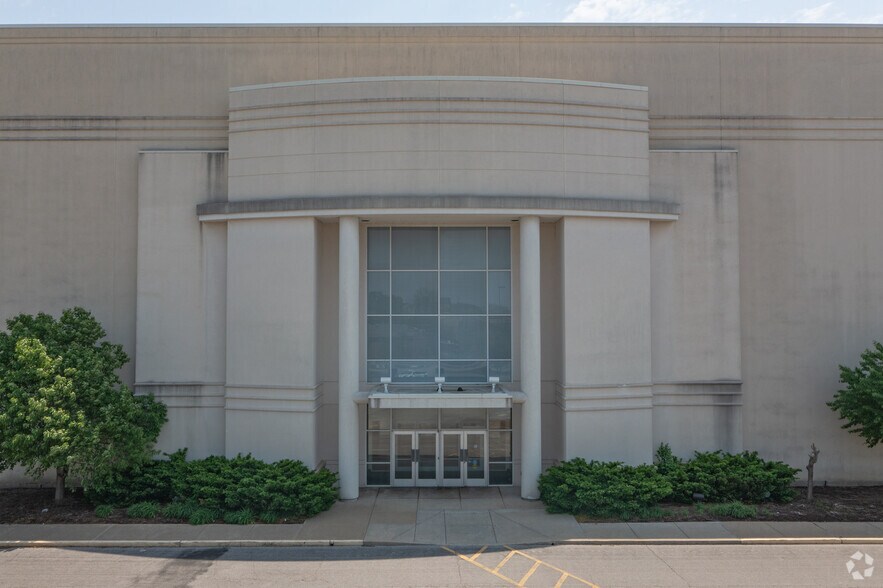 More Photos Of 250 S County Center Way, Saint Louis Department Store For Lease