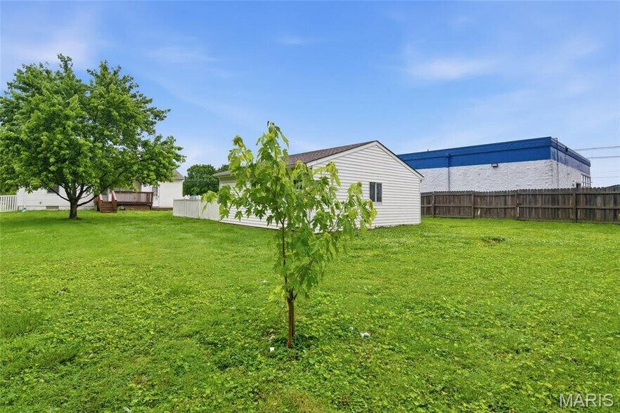 More Photos Of 5912 N Belt W, Belleville Flex For Sale