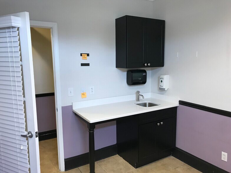 More Photos Of 7961 Hwy 92, Woodstock Medical For Lease