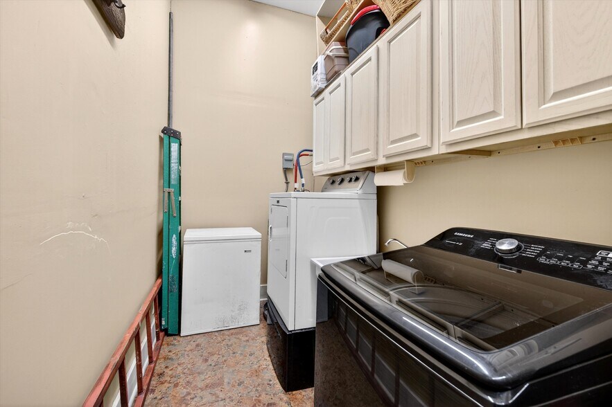 More Photos Of 205-207 E Houston St, Sherman Storefront Retail Residential For Sale