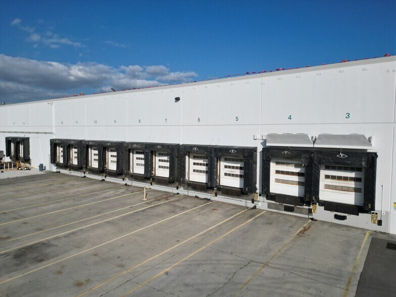 More Photos Of 9500 El Dorado Ave, Sun Valley Warehouse For Lease