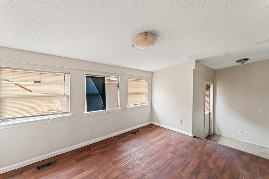 More Photos Of 814 SE Sunnyside School Rd, Blue Springs Warehouse For Sale