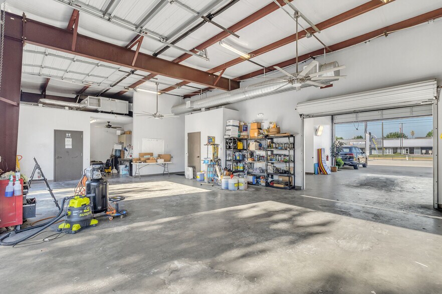 More Photos Of 11930 Bammel North Houston Rd, Houston Warehouse For Lease