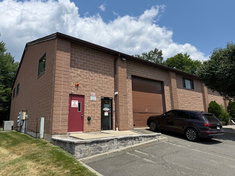 More Photos Of 351 Spook Rock Rd, Suffern Warehouse For Lease