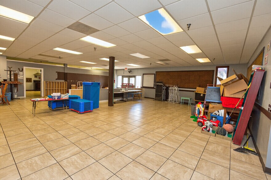 More Photos Of 1017 E 7th St N, Newton Office For Sale