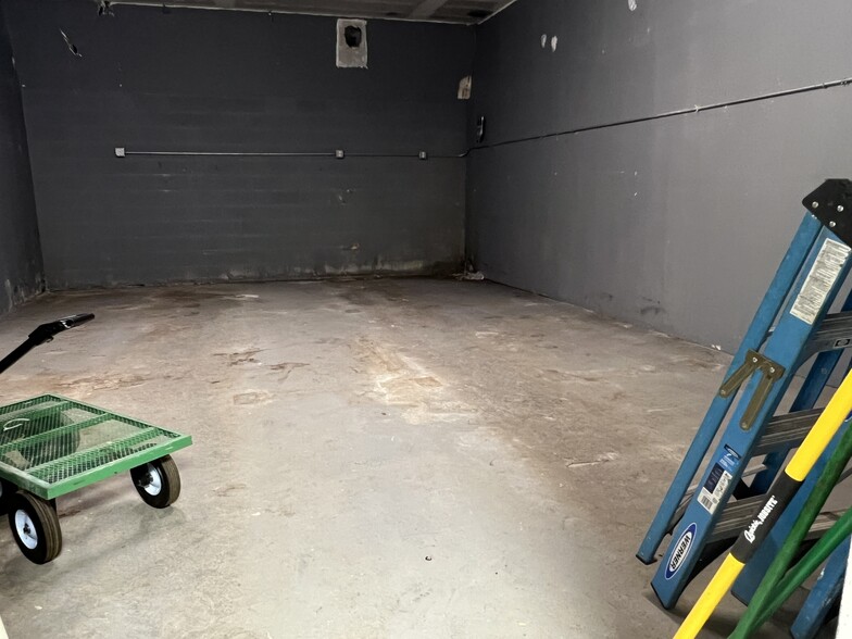 More Photos Of 4800 Bissell Ave, Richmond Manufacturing For Sale