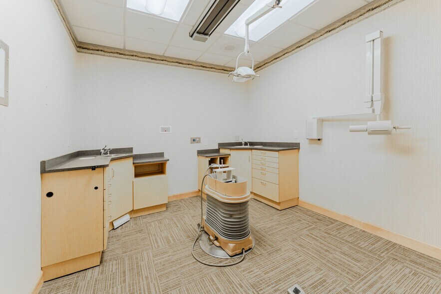 More Photos Of 1875 West Pointe Dr, Oshkosh Medical For Sale