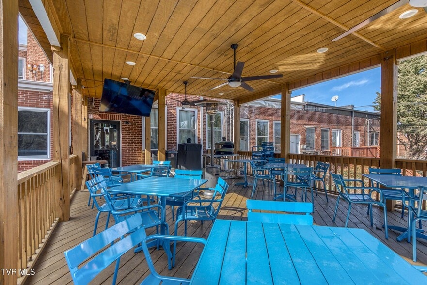 More Photos Of 139 Town Square St, Glade Spring Restaurant For Sale