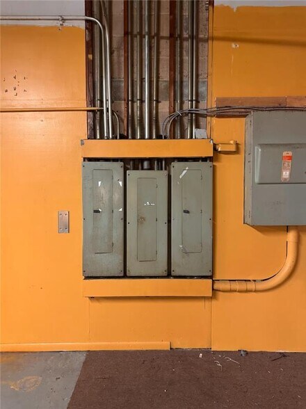 More Photos Of 19 Silver St, Rochester Distribution For Sale