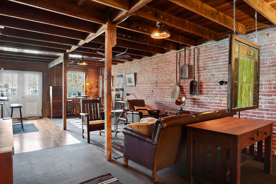 More Photos Of 118 W. Grand St, Whitewright Storefront Retail Residential For Sale