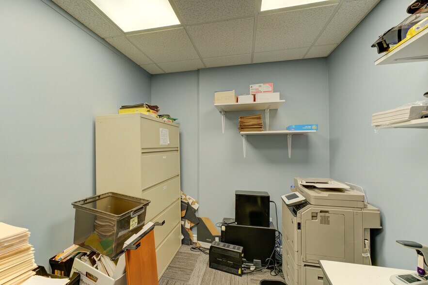 More Photos Of 127 Charing Cross St, Brantford Office For Sale