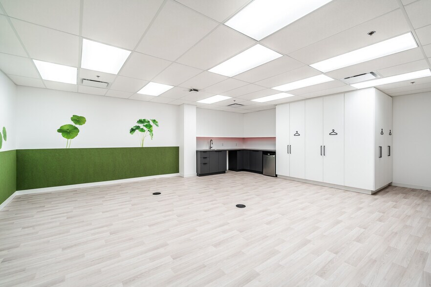 More Photos Of 8000 Boul Décarie, Montréal Office For Lease
