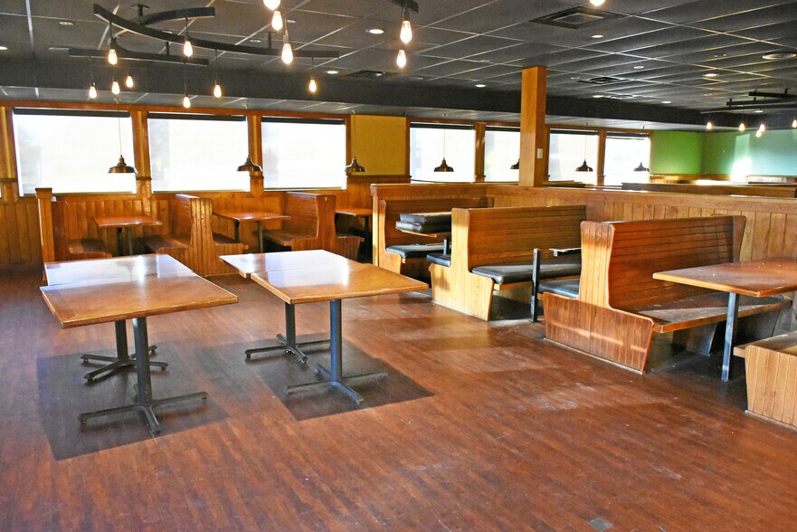 More Photos Of 3939 1st Ave SE, Cedar Rapids Restaurant For Lease