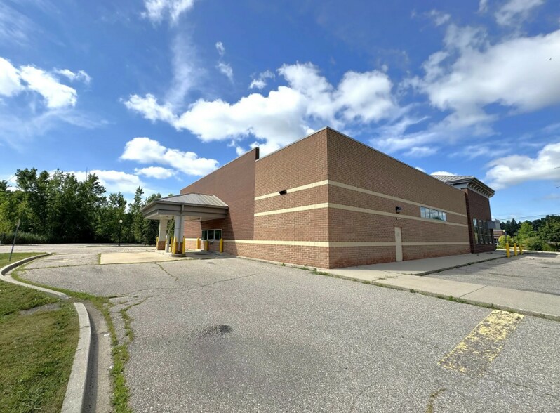 More Photos Of 5751 Clarkston Rd, Village of Clarkston Drugstore For Lease