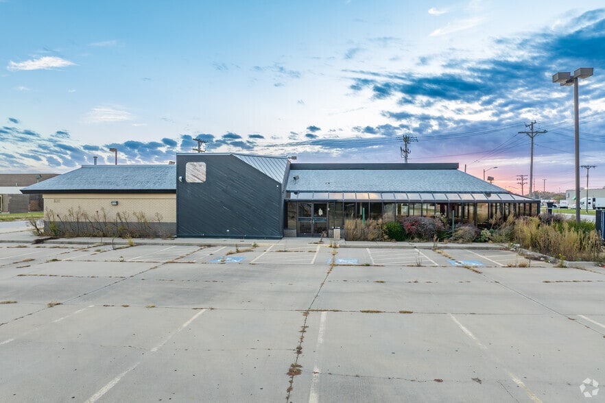 More Photos Of 2901 S Grand Ave E, Springfield Restaurant For Sale