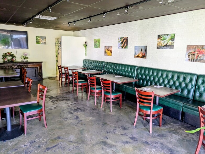 More Photos Of 15928 Ventura Blvd, Encino Storefront Retail Office For Lease