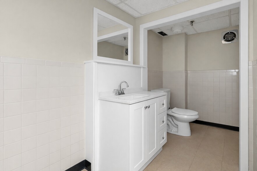More Photos Of 464-468 Essex St @ Hampshire st, Lawrence Office For Sale