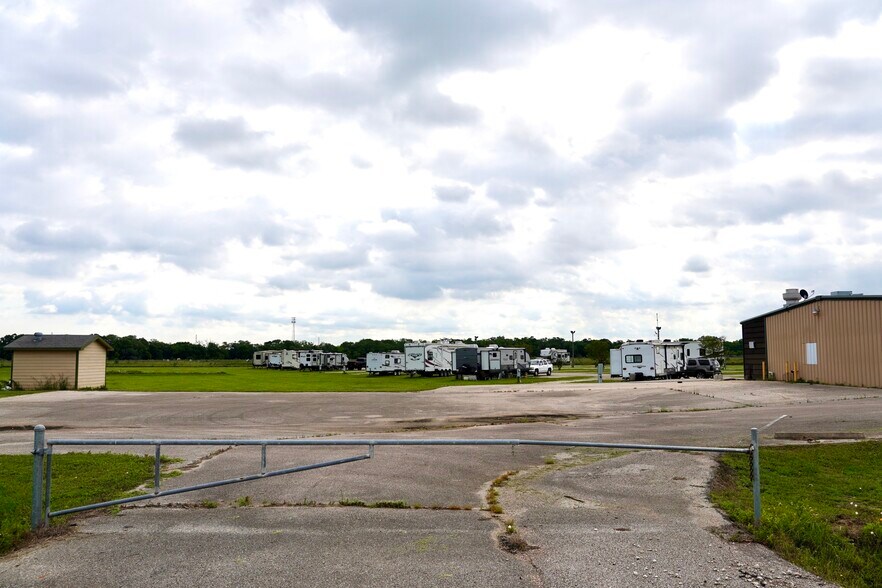 More Photos Of 24313 County Rd 46, Angleton Trailer Camper Park For Sale
