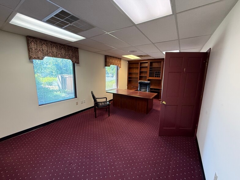 More Photos Of 403 Chatham Sq, Fredericksburg Office For Sale