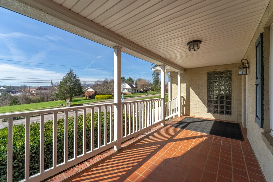 More Photos Of 156 White Oak St, Franklin Medical For Sale