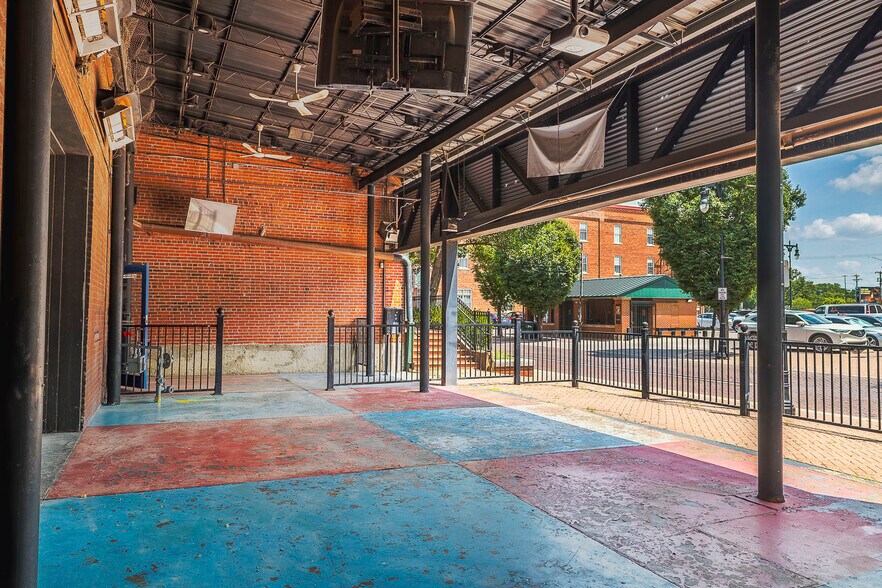 More Photos Of 117 N Mosley St, Wichita Bar For Sale