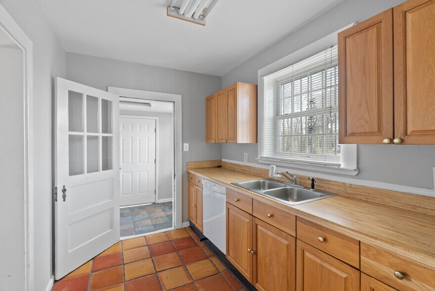 More Photos Of 605 E Nine Mile Rd, Highland Springs Office Residential For Sale