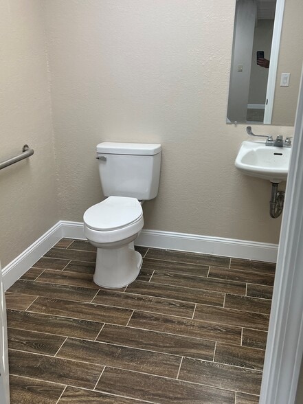 More Photos Of 550 S Highland St, Mount Dora Office For Lease