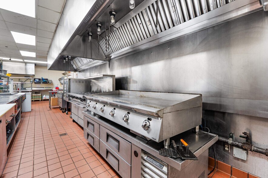 More Photos Of 850 Kepler Dr, Green Bay Restaurant For Sale
