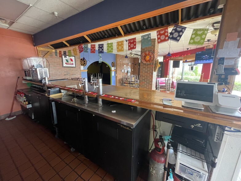 More Photos Of 1006 Commercial Dr, Buffalo Restaurant For Lease