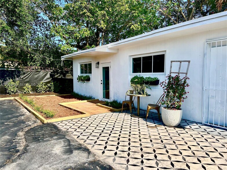 More Photos Of 650 NW 33rd St, Miami Office For Lease