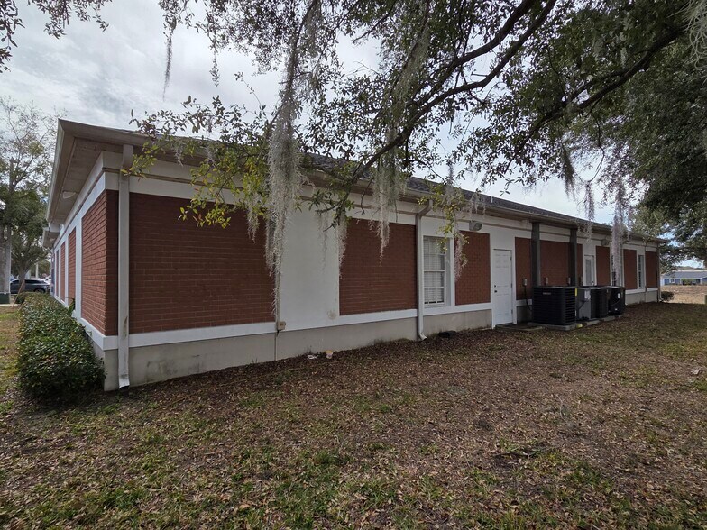 More Photos Of 143 N Oakwood Ave, Brandon Office For Lease