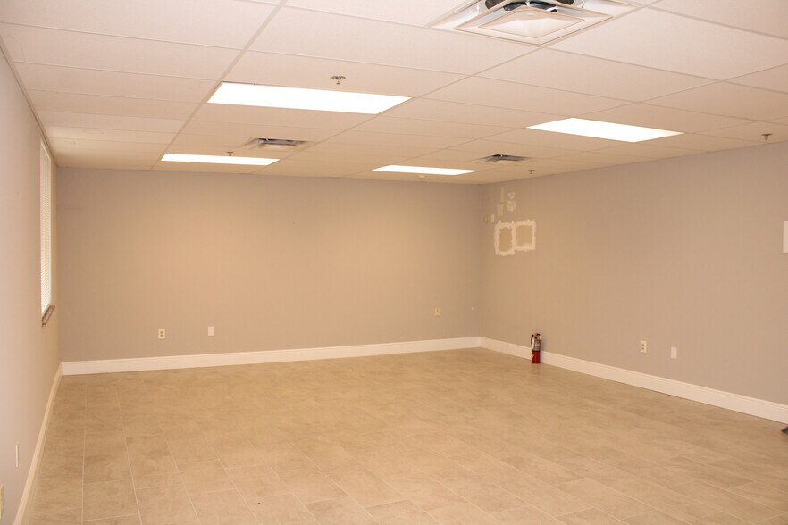 More Photos Of 12821 Commerce Lakes Dr, Fort Myers Industrial For Sale