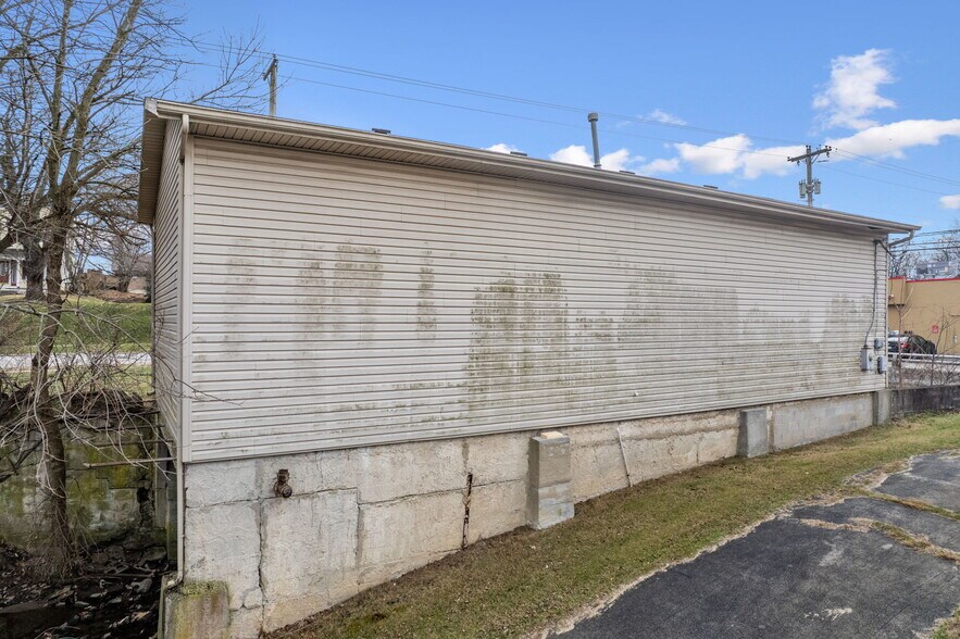 More Photos Of 239 W Locust St, Wilmington Storefront For Sale