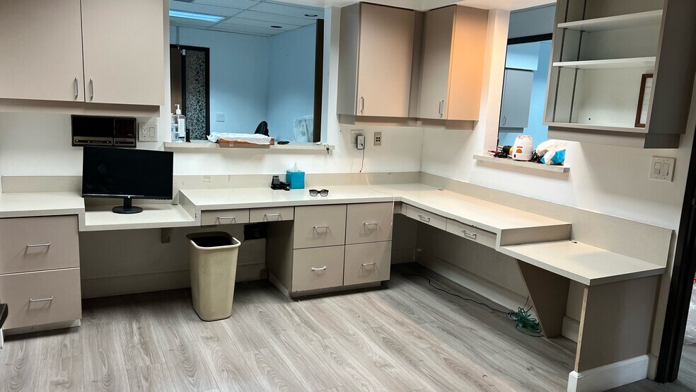 More Photos Of 44215 15th St W, Lancaster Medical For Lease