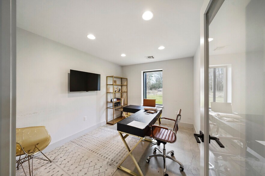 More Photos Of 12726 Moon Rd, Willis Loft Creative Space For Sale