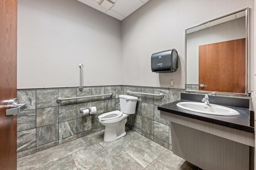 More Photos Of 12400 S Sunnylane Rd, Moore Manufacturing For Lease