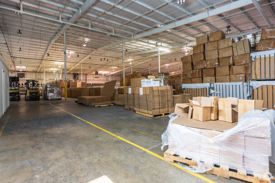More Photos Of 715 S River Street, Calhoun Warehouse For Lease