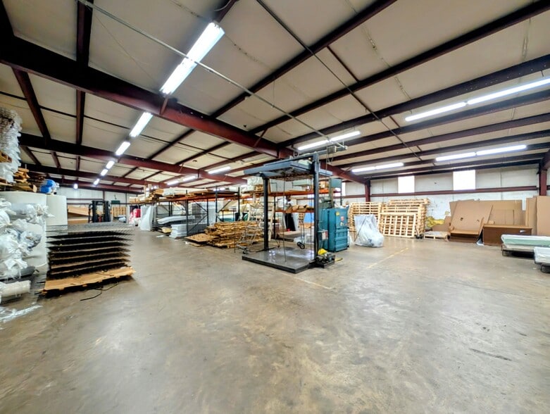 More Photos Of 695 Amity Rd, Bethany Warehouse For Lease
