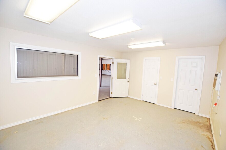 More Photos Of 327 SE Loop 338, Odessa Flex For Lease