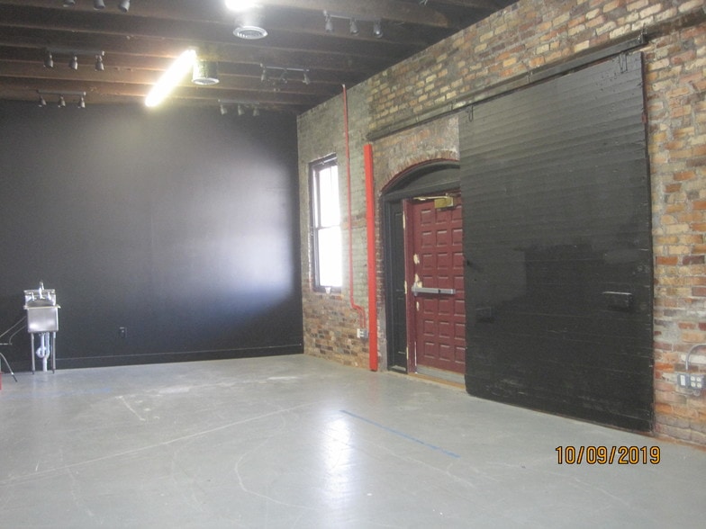 More Photos Of 211 Rankin St, Fayetteville Showroom For Lease