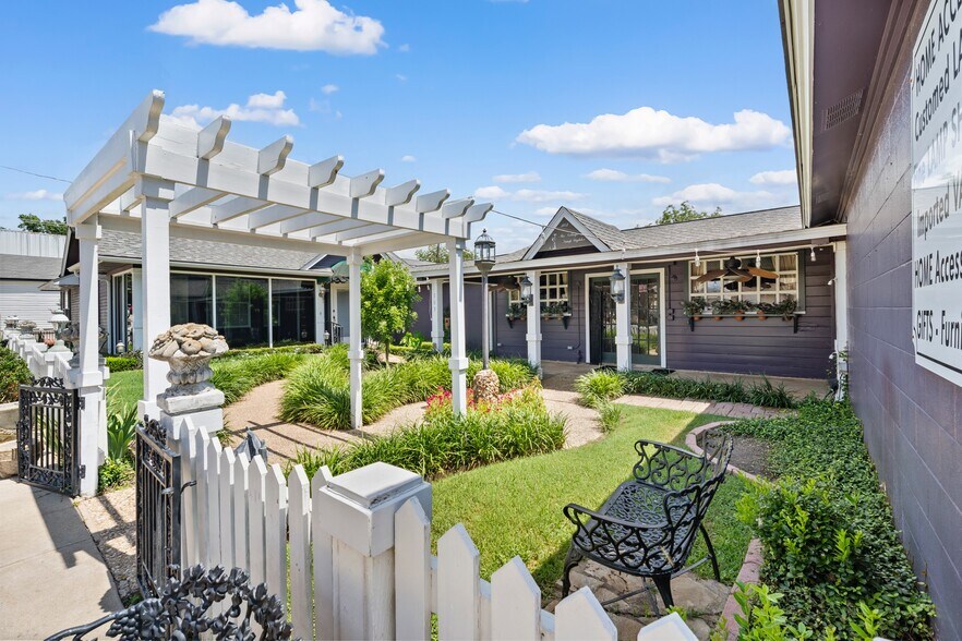 More Photos Of 103-105 E Center Street, Lorena Storefront For Sale