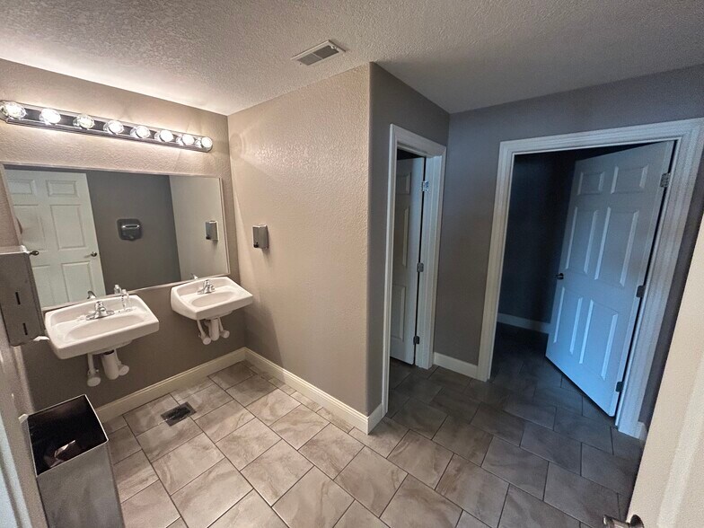 More Photos Of 1602 Tullamore Ave, Bloomington Office For Sale