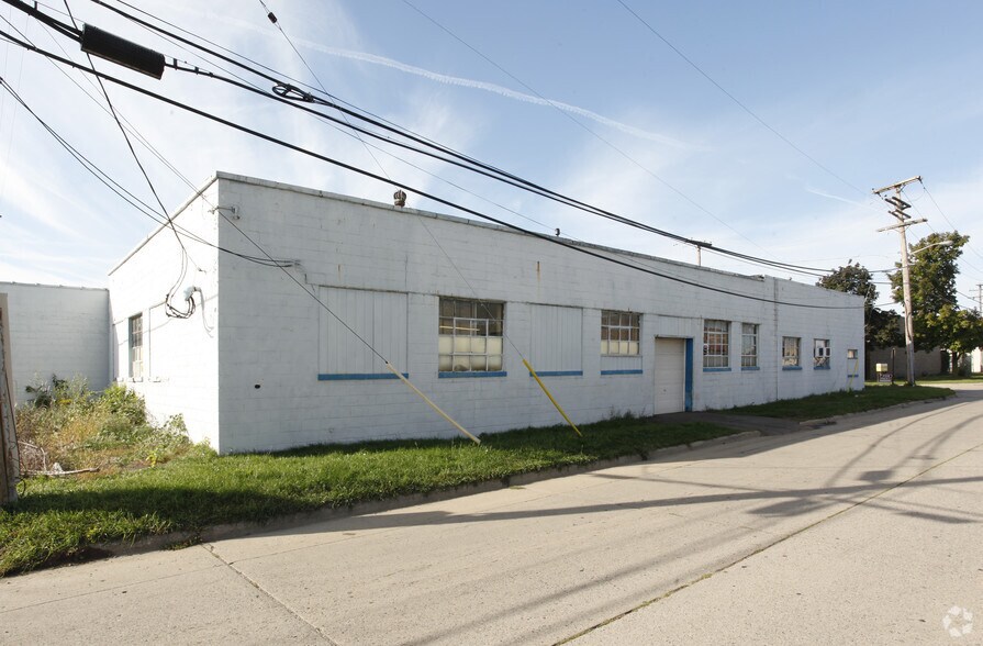 More Photos Of 12164 Wormer Rd, Redford Warehouse For Sale
