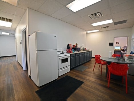 More Photos Of 400 Southport Rd, Kilgore Warehouse For Sale