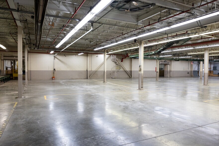 More Photos Of 246 E 4th St, Ashland Light Distribution For Sale